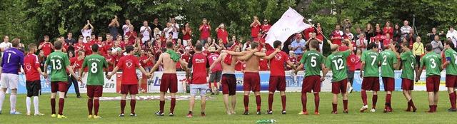 Rot-Grn-Phase: Die Fuballer des SV A...infelden den Aufstieg mit ihren Fans.   | Foto: Benedikt hecht