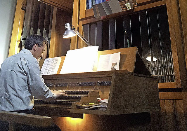 Dieter Lmmlin an der Rieger-Orgel   | Foto: zvg