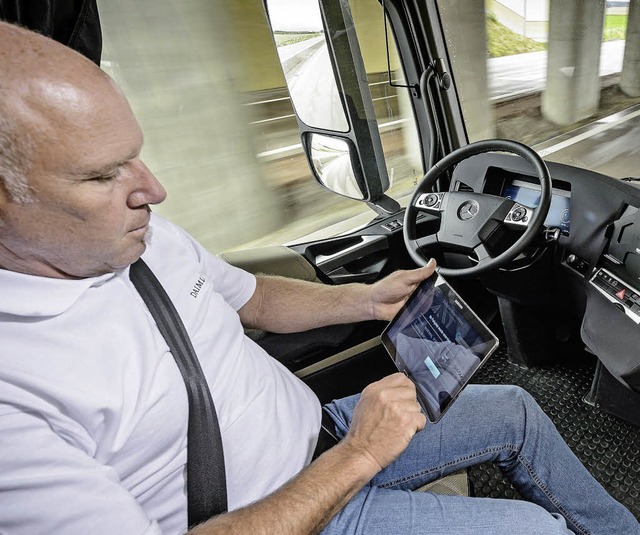Tablet statt Lenkrad &#8211; sieht so die Zukunft des Lkw-Fahrers aus?  | Foto: dpa