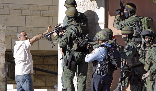 Israelische Soldaten nehmen im Ostjeru...l Schuafat einen Bewohner ins Visier.   | Foto: AFP