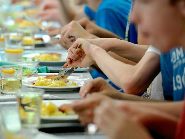 Mittagessen in Ganztagesschulen &#8211; dafr kommen die Kommunen auf.  | Foto: dpa