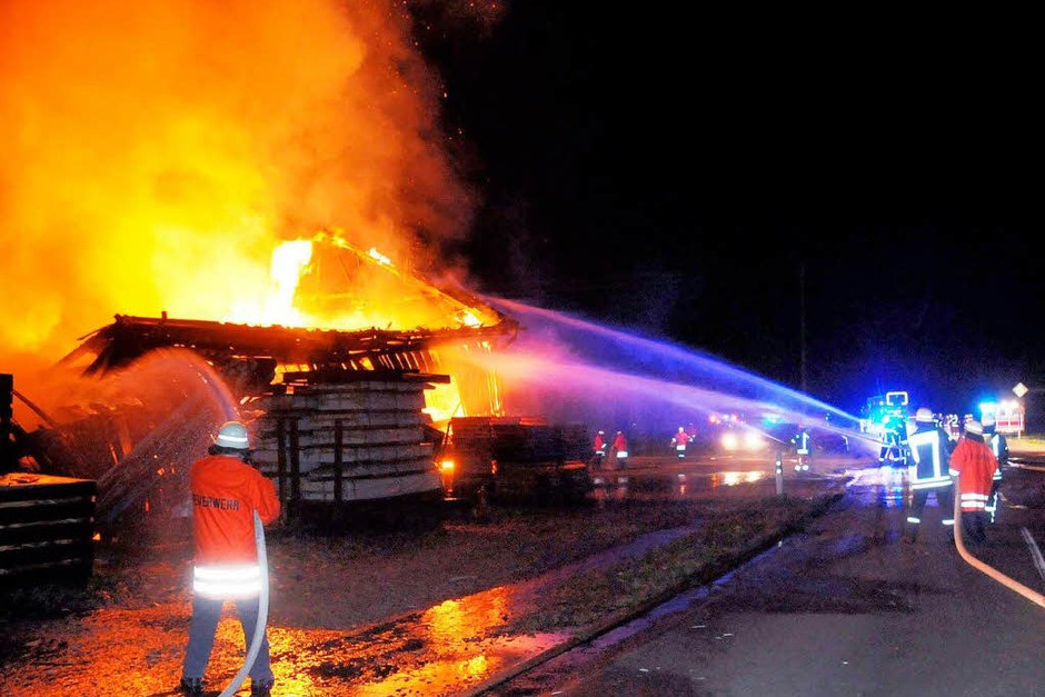 Großeinsatz der Feuerwehren aus Schuttertal, Seelbach und Lahr: Das Sägewerk Obert brannte ab. (Foto: WOLFGANG KUENSTLE ) Großeinsatz der Feuerwehren aus Schuttertal, Seelbach und Lahr: Das Sägewerk Obert brannte ab. (Foto: WOLFGANG KUENSTLE )
