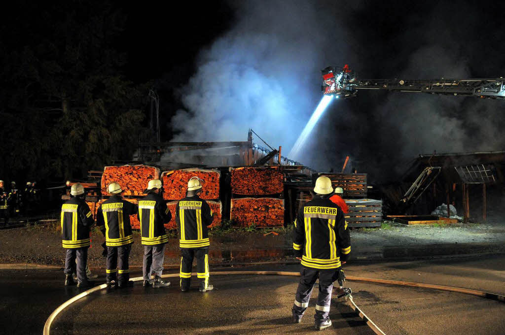 Groeinsatz der Feuerwehren aus Schuttertal, Seelbach und Lahr: Das Sgewerk Obert brannte ab.
