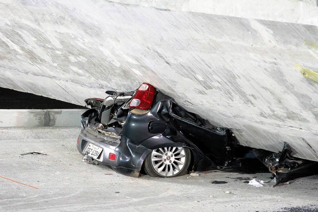 Autos, Lastwagen und ein Bus wurden be...Gewicht der Brcke zusammengequetscht.  | Foto: dpa