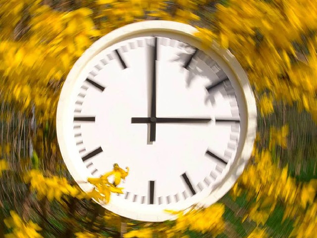 Wenn im Frhjahr und im Herbst die Uhr...rper an den neuen Rhythmus gewhnen.   | Foto: DPA