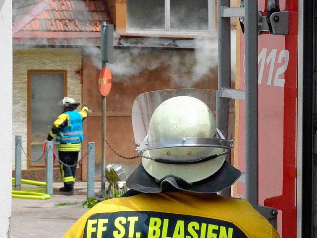 Beim Eintreffen der Feuerwehr drang schon Rauch aus dem Gebude.  | Foto: Sebastian Barthmes