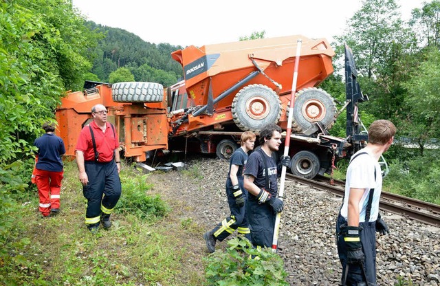 Ein Zug der Bahn ist in Epfendorf (Kre...cken gebliebenen Sattelzug kollidiert.  | Foto: dpa