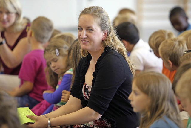 Im Kreise ihrer Schulkinder: Rektorin Katja Berchtenbreiter   | Foto: christoph breithaupt