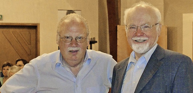 Professor Konrad Kunze (rechts) nach s...ch; die Einfhrung sprach Ulrich Ruh.   | Foto: N. Bayer