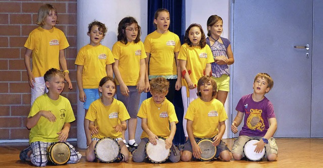 Singen und Trommeln, das packt Krper ...e die hingebungsvollen Kinder zeigen.   | Foto: MFW-Grundschule