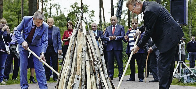 Ulrich von Kirchbach (rechts) entznde...Feuer im Gedenken an Marina Zwetajewa.  | Foto: privat