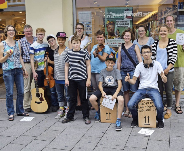 Die Banda Inklusia mit Betreuern in Reutlingen.   | Foto: zvg