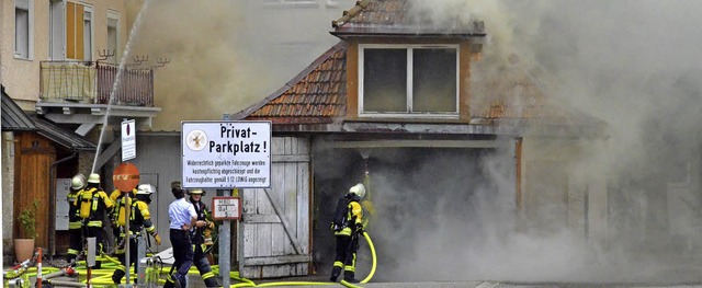 Sachschaden hat ein Feuer verursacht, ... auch fr das angrenzende Wohngebude.  | Foto: Sebastian Barthmes