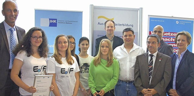 Claudius Marx (IHK,  links), Karin Fin...rgiedienst  (Vierter von rechts) aus.   | Foto: Herbert Frey