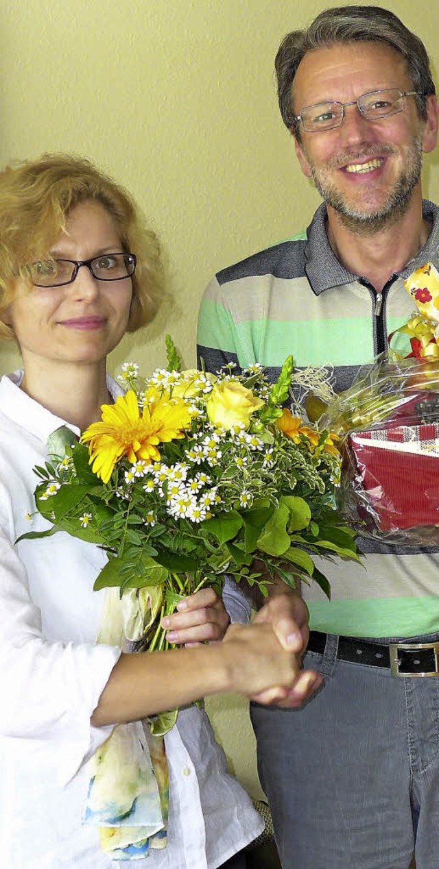 Dank nicht nur mit Blumen: Projektleit...   AWO-Geschftstfhrer Thomas Bomans   | Foto: Claudia Marchlewski