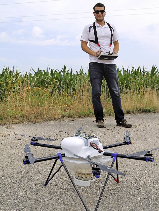 Pilot Thomas Schnbucher und seine Drohne   | Foto: Bergmann