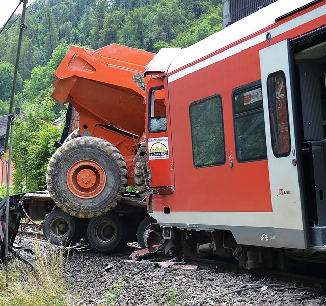 Der Zug war gegen den Tiefladeanhnger des Lkw geprallt.  | Foto: dpa