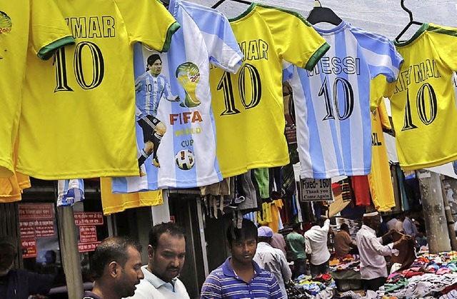 Neymar und Messi im Trikot-Wettstreit auf einem Kleidermarkt in Bangladesch   | Foto: dpa