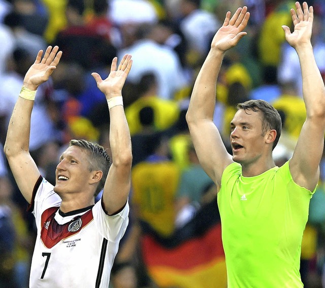 Glcksgefhle: Bastian Schweinsteiger (links) und Manuel Neuer  | Foto: AFP