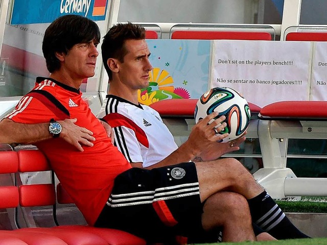 Brten ber der Taktik: Bundestrainer ...nks) und sein Edeljoker Miroslav Klose  | Foto: afp