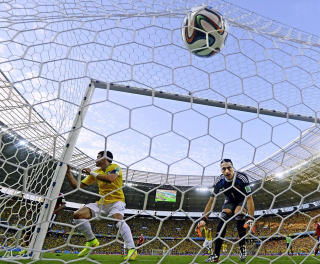 Thiago Silva (links, gelbes Trikot) ha...1:0 fr sein Team ins Tor geschossen.   | Foto: AFP