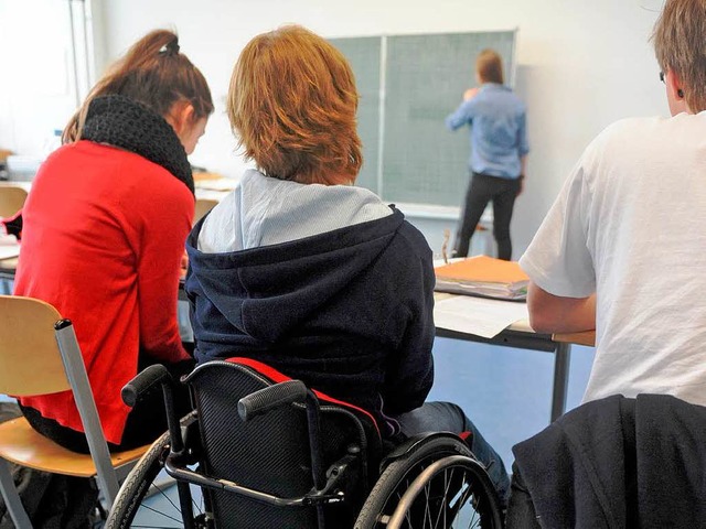 Um Schler, die auf den Rollstuhl ange...Schulen barrierefrei umgebaut werden.   | Foto: dpa