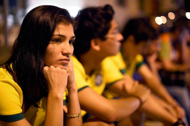 Brasilien Fans stehen unter Schock: Ih...egen Deutschland ohne Neymar antreten.  | Foto: AFP