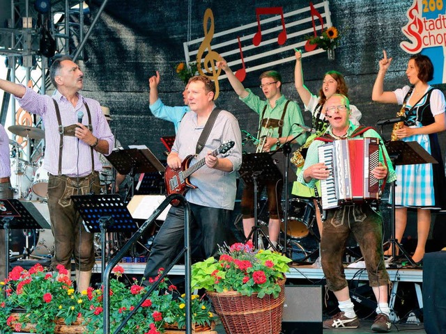 &#8222;Heftig frnggisch&#8220; ging e... Schopfheimer Stadtmusik bereicherten.  | Foto: Hans-Jrgen Hege