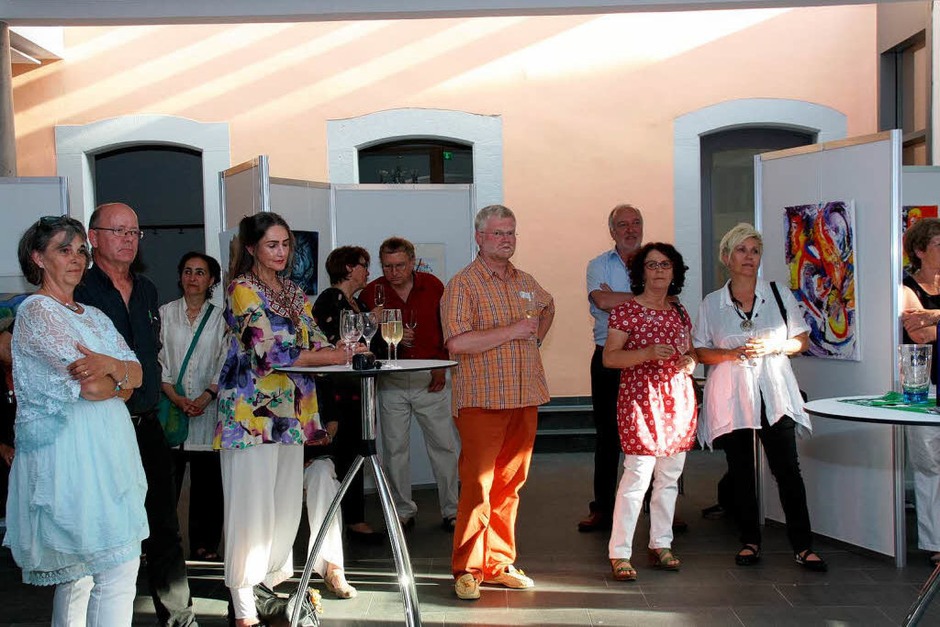 Trotz Fußballkonkurrenz war die Vernissage am Freitagabend gut besucht. (Foto: Christiane Franz) Trotz Fußballkonkurrenz war die Vernissage am Freitagabend gut besucht. (Foto: Christiane Franz)