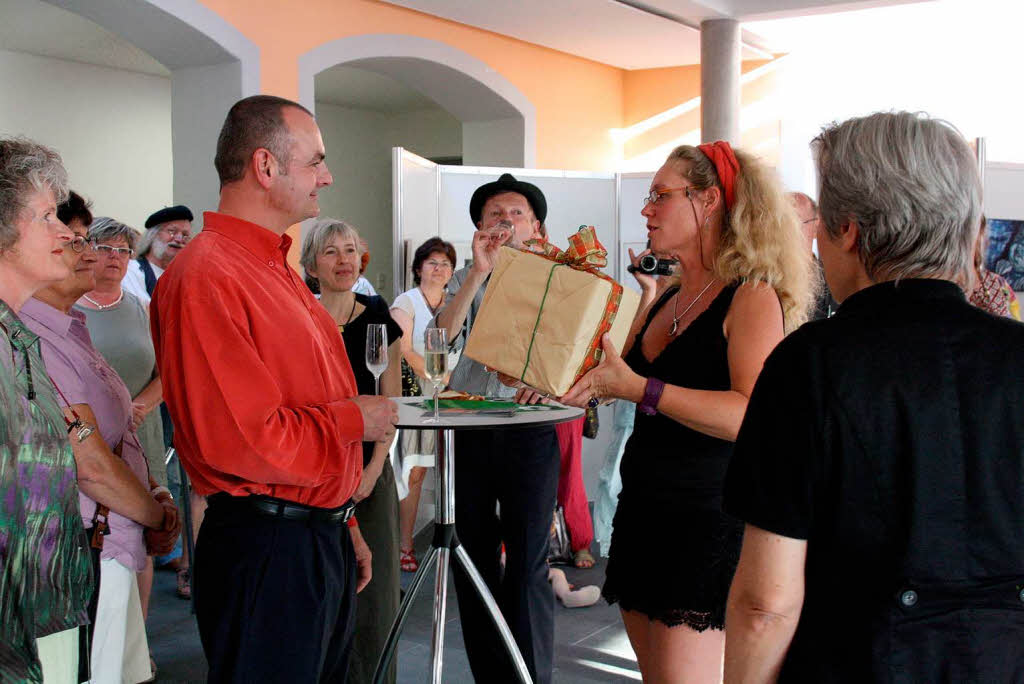 Tatjana Brock aus der Schweiz berreicht ein Gastgeschenk an Brgermeister Markus Jablonski.