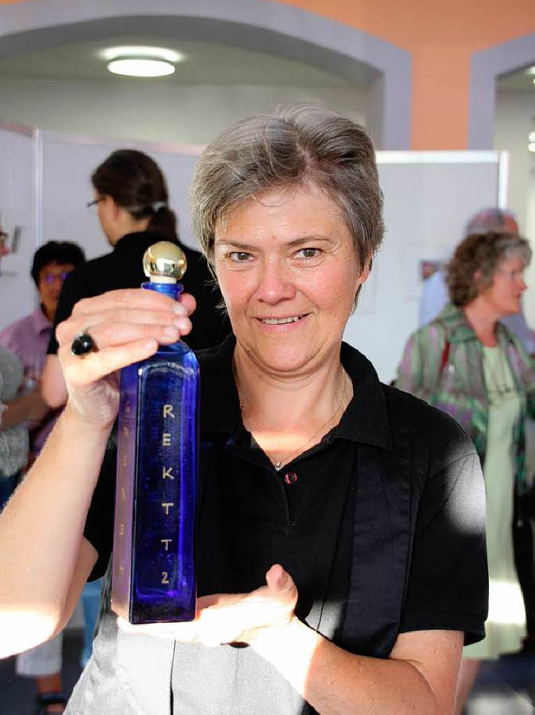 Madeleine Felder aus dem schweizerischen Diessenhofen mit dem knstlerisch gestalteten Mitbringsel: eine Flasche Rheinwasser.