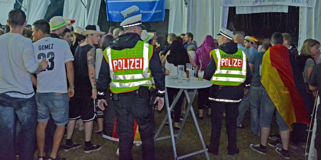 Die Polizei half am Freitag bei der Rumung des Zeltes mit