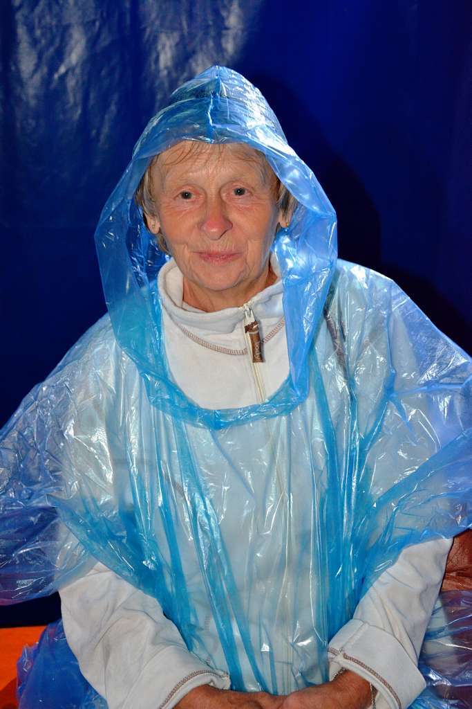 Auch ein Regenschutz strt die Feierfreude nicht