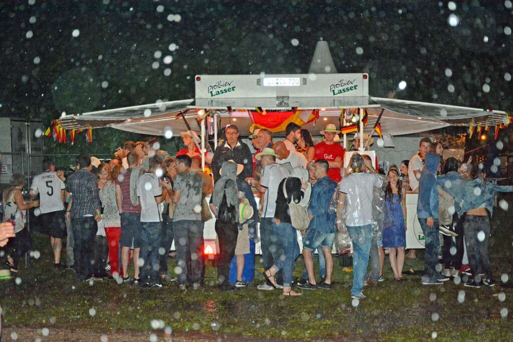 <Text>Die Besucher suchten Schutz vor dem Regen, dennoch mussten sie bei Blitz und Donner das Festivalgelnde verlassen</Text>