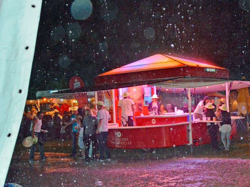 Die Besucher suchten Schutz vor dem Regen, dennoch mussten sie bei Blitz und Donner das Festivalgelnde verlassen