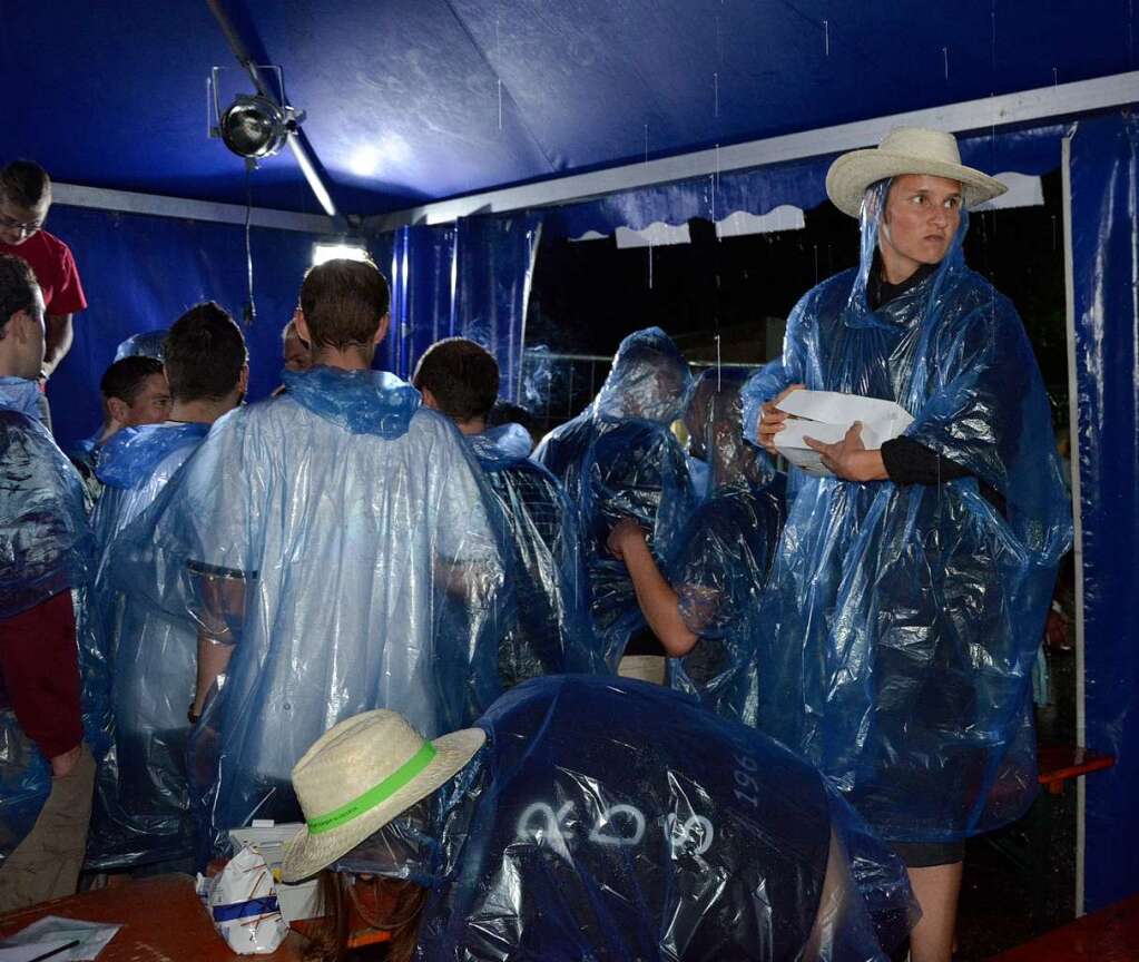 Die Besucher suchten Schutz vor dem Regen, dennoch mussten sie bei Blitz und Donner das Festivalgelnde verlassen