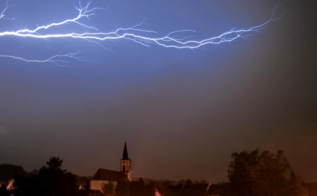 Ein gewaltiger Blitz entldt sich ber Lffingen.  | Foto: Philippe Thines