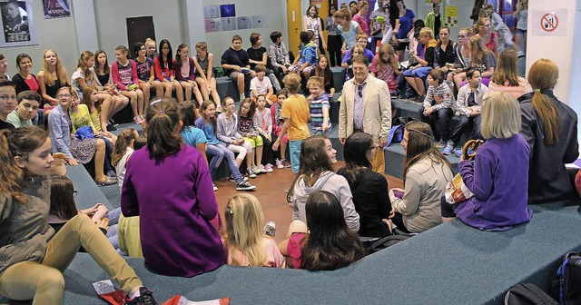 Die Schler des Scheffel-Gymnasiums fr...sich ber die sanierte Kontraktmulde.   | Foto: Privat