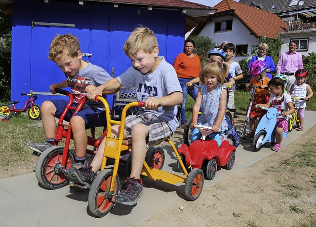 Fr Rennatmosphre sorgten Kindergarte...r bei der Erffnung der Bobbycarbahn.   | Foto: Sandra Decoux-Kone