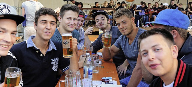 Bier-Zeit auf dem Bockbierfest: Nach d...ogis Jungs schmeckte das khle Blonde.  | Foto: Sandra Decoux-Kone