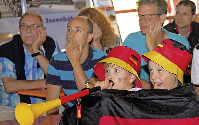 Gebannt verfolgten groe und junge Zuschauer das Spiel gegen Frankreich.  | Foto: Wilfried Dieckmann