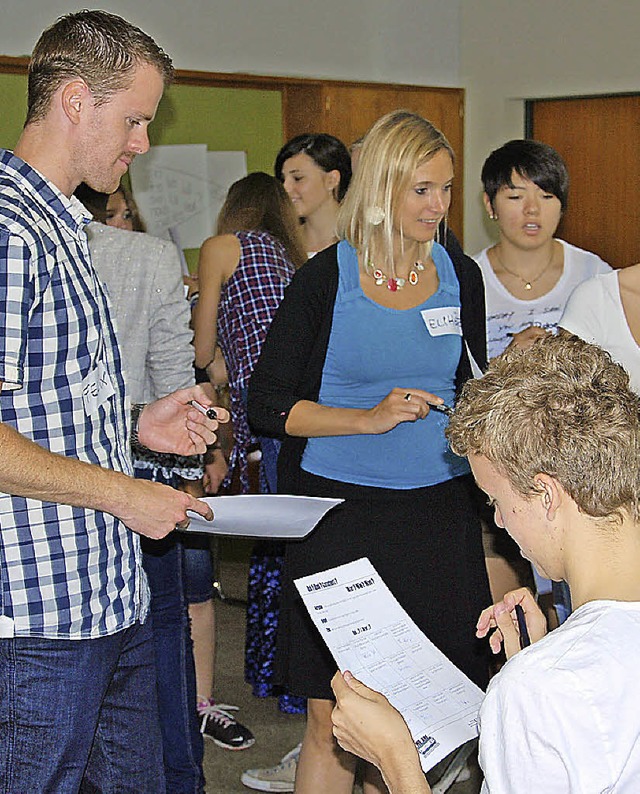 Verbraucherschtzer im Einsatz: Felix Neumann und Elphge Tignel   | Foto: Schule