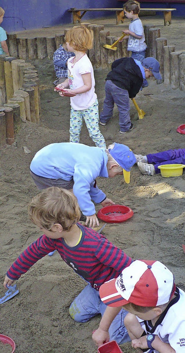 Die Kleinsten  suchten   &#8222;Edelsteine&#8220; im Sandkasten.  | Foto: rittner