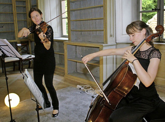 Rhapsodische Rhythmik im Bibliothekssa...ebeke (links) und Anne Hilse-Heideker   | Foto: Adrian Hofmann
