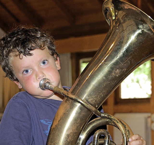 Noah und die Tuba beim Infotag Musikschule im Breisgau  | Foto: Andrea Steinhart