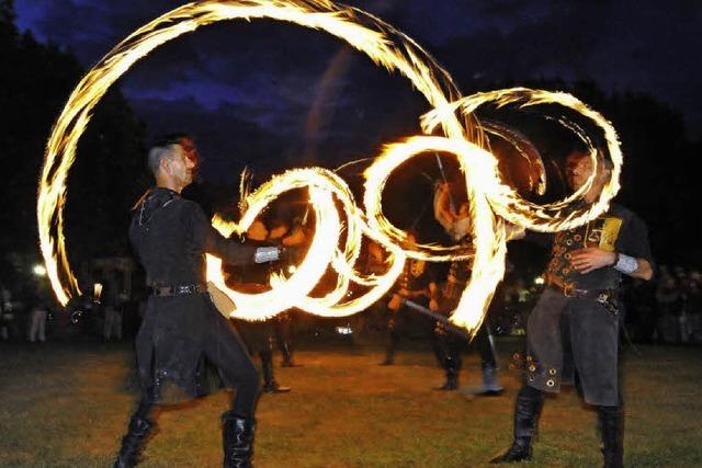 Ein Spektakel mit Schwertern und viel Feuer