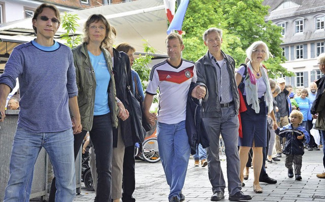 Hand in Hand waren die OB-Kandidaten L...ie Oberbrgermeisterin geworben hatte.  | Foto: Barbara Ruda