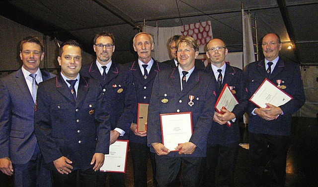 Fr 25 Jahre aktiven Feuerwehrdienst g...Kommandant Thomas Muck (rechtes Bild).  | Foto: Johanna Hgg