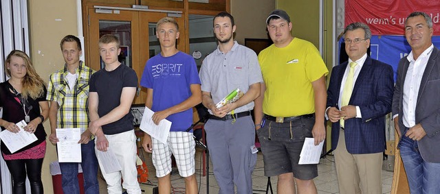 Die Preistrger der Gewerbeschule Scho...der Kppele von der Firma A. Raymond.   | Foto: Georg Diehl