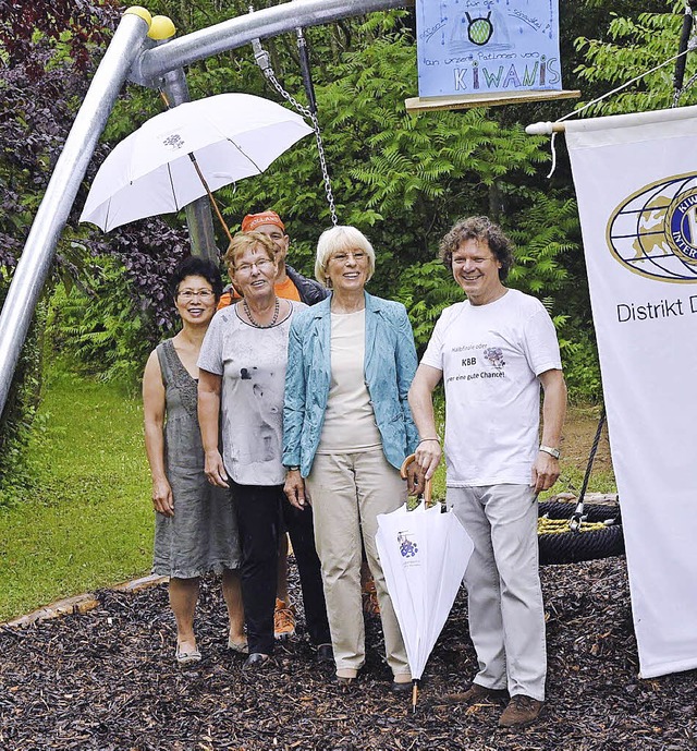 Minerva-Damen  bei der Spendenbergabe...und  Michael Jansen (im Hintergrund).   | Foto: Mnch